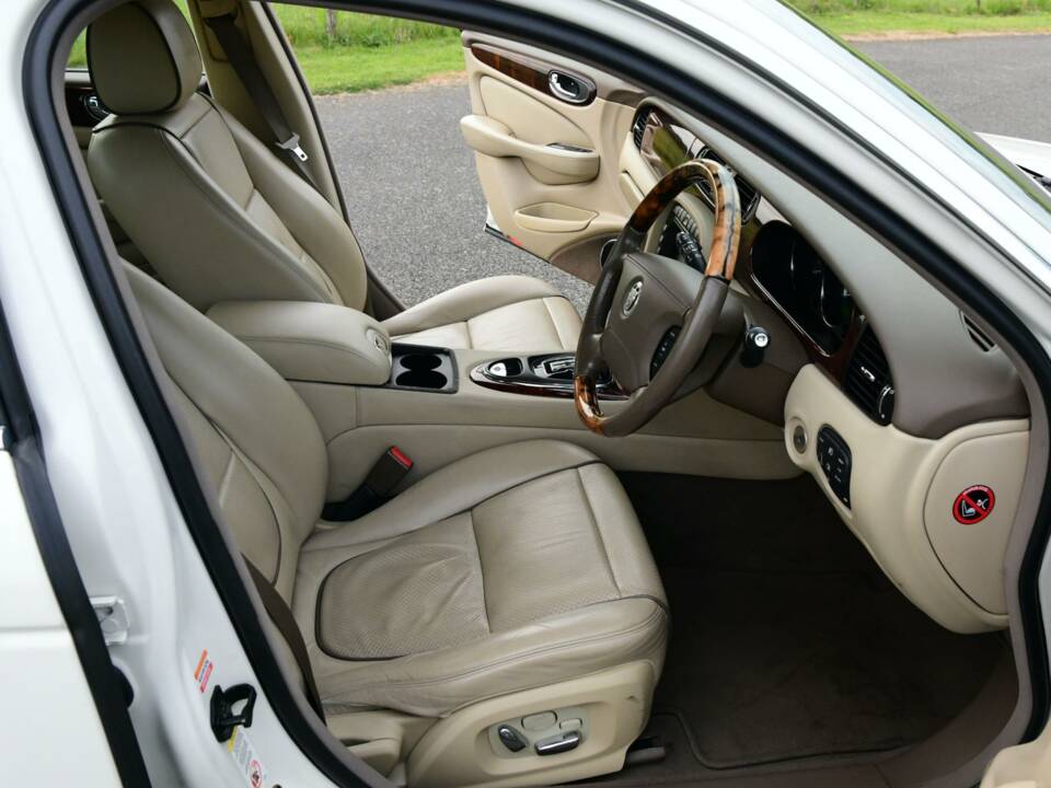 Image 31/50 of Jaguar XJ 8 4.2 (2008)