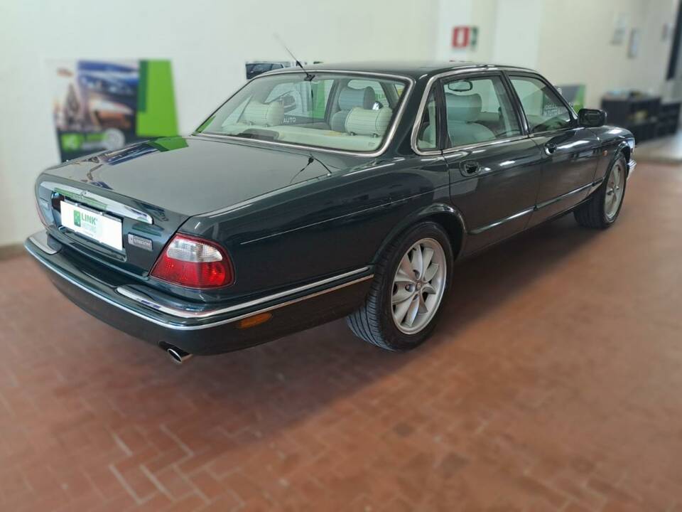 Bild 3/50 von Jaguar XJ 8 Executive (1998)