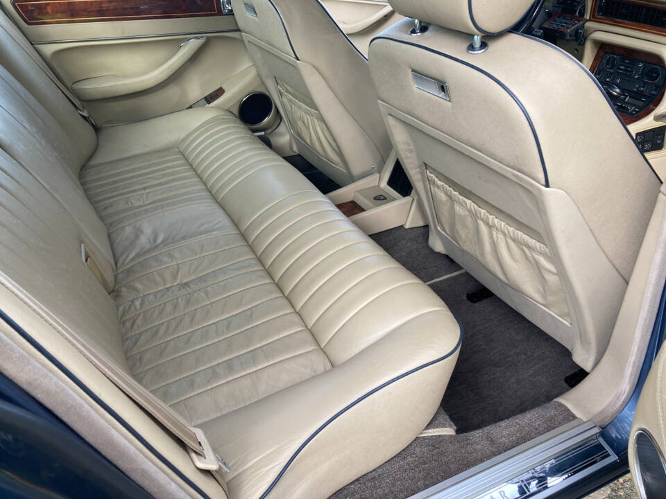 Image 17/37 of Jaguar XJ12 6.0 (1993)