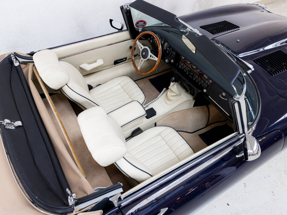 Image 24/40 of Jaguar E-Type V12 (1973)