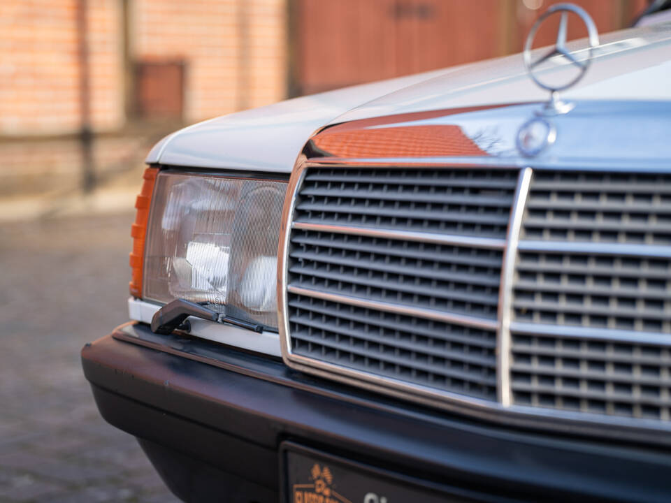 Image 4/42 de Mercedes-Benz 190 E (1984)