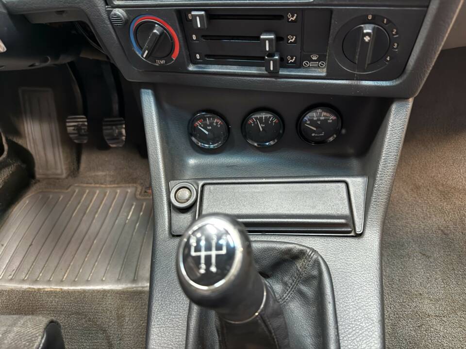 Afbeelding 22/26 van BMW 320i (1985)