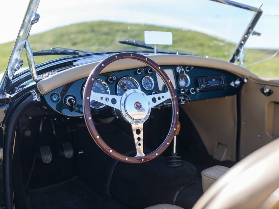 Image 19/38 of MG MGA 1500 (1958)