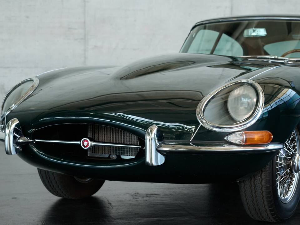 Image 3/50 de Jaguar E-Type (1970)