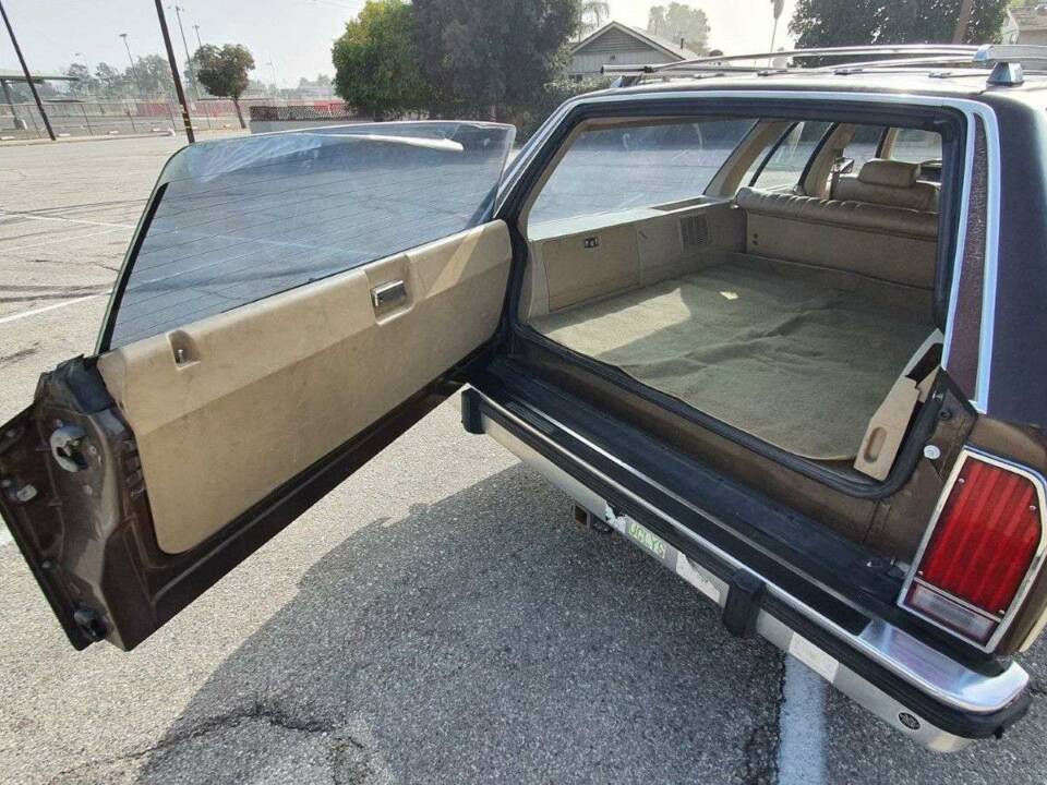 Image 12/19 of Ford LTD Crown Victoria (1986)