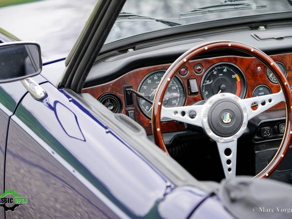 Image 24/42 of Triumph TR 6 PI (1972)