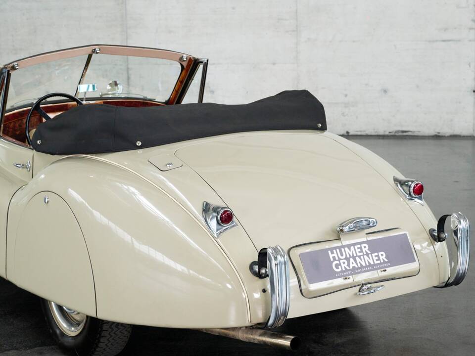 Image 9/50 de Jaguar XK 120 DHC (1953)