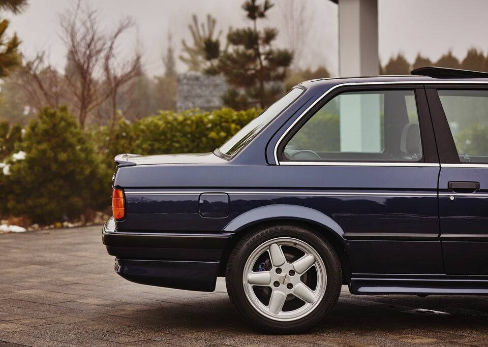 Image 6/8 of BMW 325i (1989)