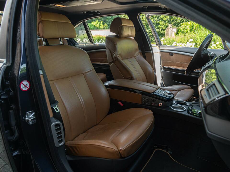 Image 24/50 of BMW 750iL (2001)