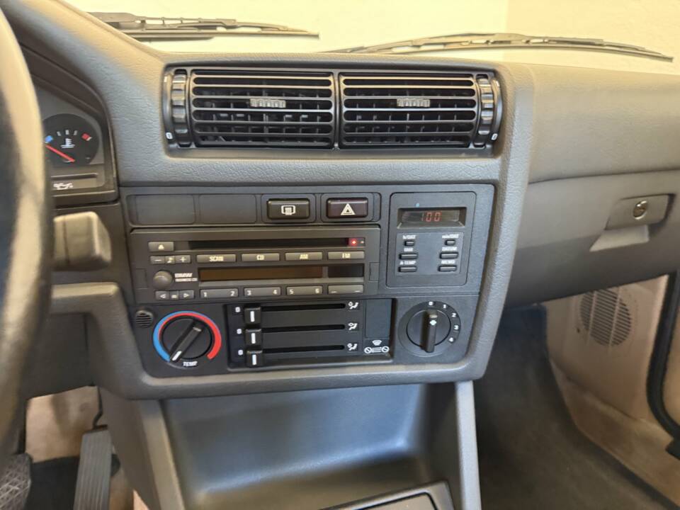Image 16/17 of BMW M3 (1988)