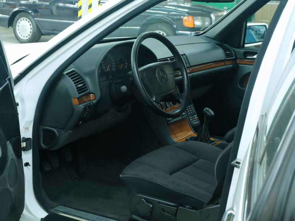 Bild 49/50 von Mercedes-Benz 300 SE (1992)