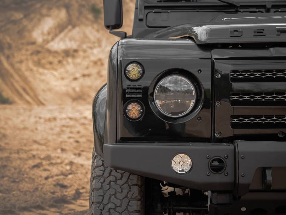Image 6/41 of Land Rover Defender 110 (1992)