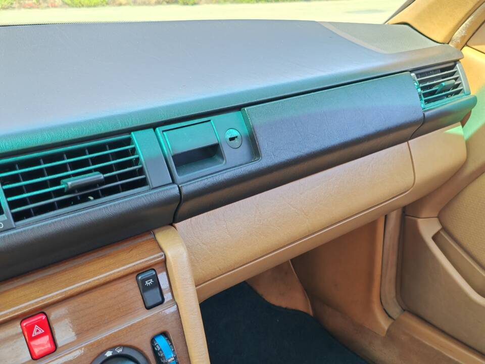 Image 30/42 of Mercedes-Benz 300 CE (1988)