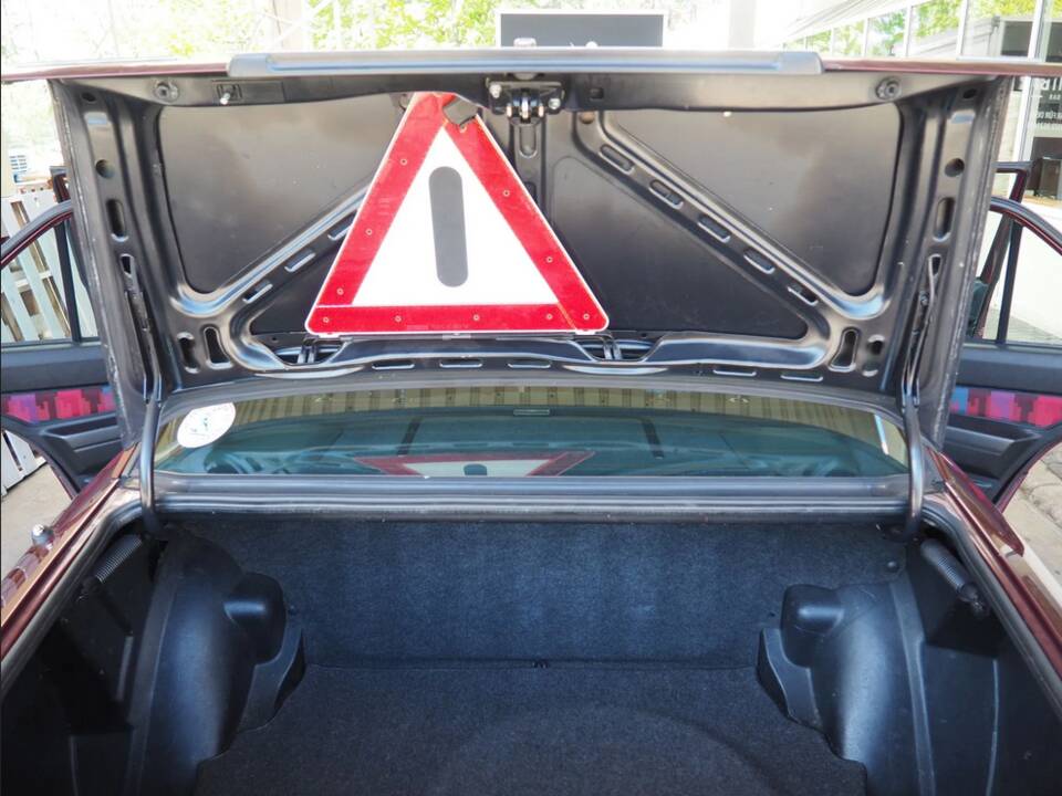 Image 97/137 of Mercedes-Benz 190 E 1.8 Avantgarde &quot;Rosso&quot; (1992)