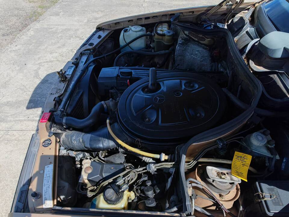Image 40/42 of Mercedes-Benz 300 CE (1988)