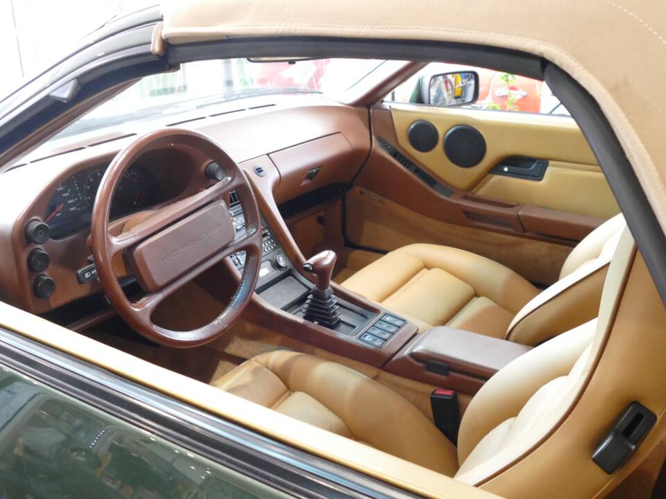 Image 15/19 of Porsche 928 S4 (1989)