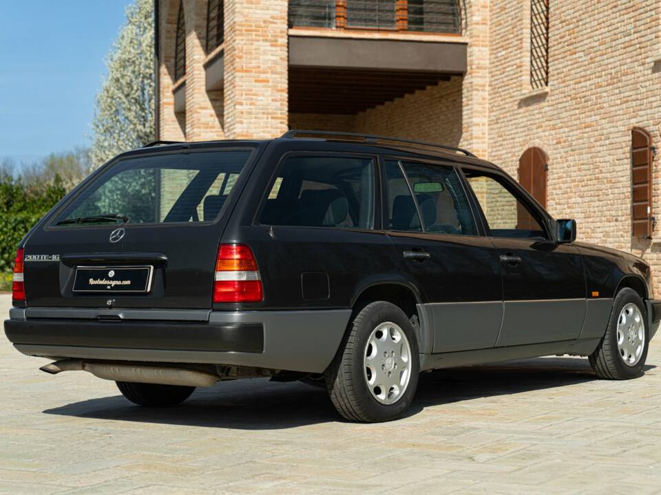 Image 7/50 of Mercedes-Benz 200 TE (1993)