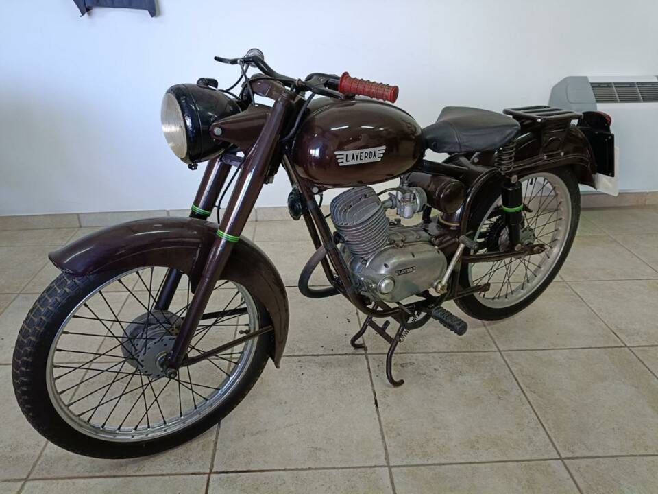 Image 17/32 de Laverda 75 Sport (1954)