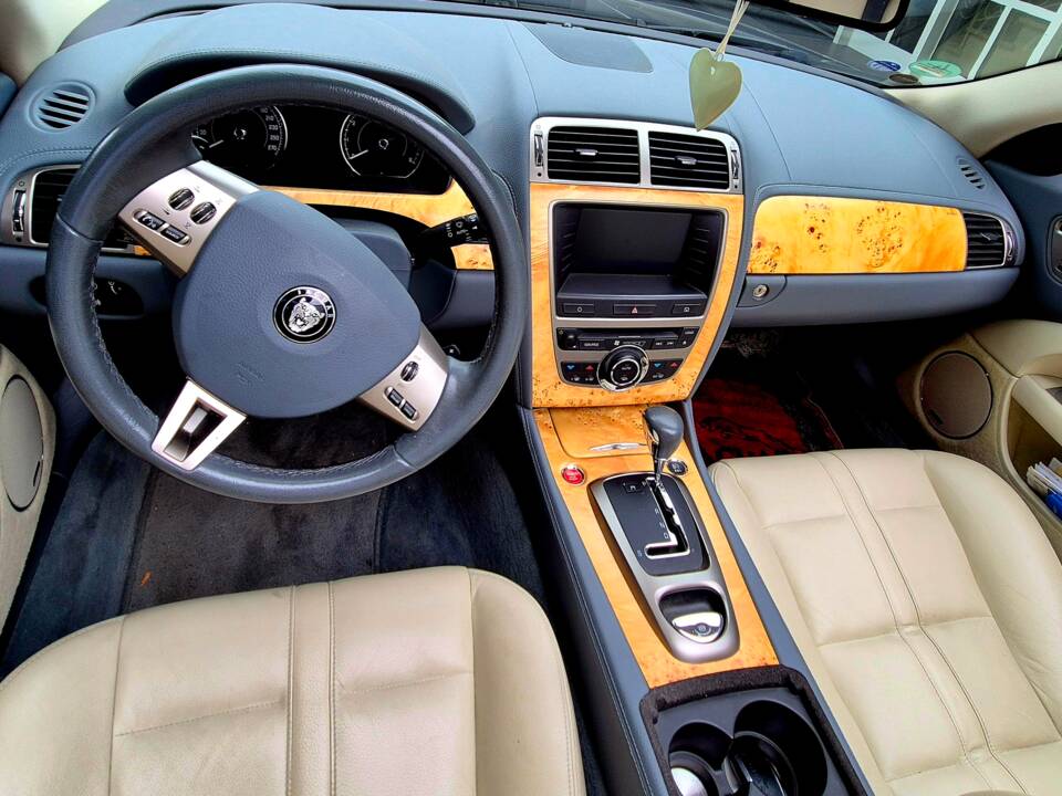 Image 8/10 of Jaguar XK 4.2 (2007)