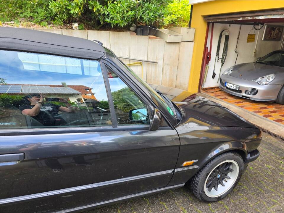 Image 8/9 of BMW 320i (1989)
