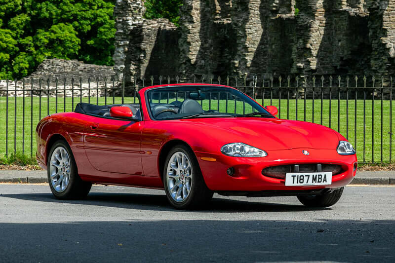 Image 1/33 of Jaguar XK8 4.0 (1999)