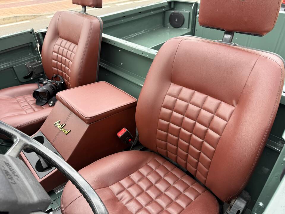 Bild 33/37 von Land Rover 90 (1987)
