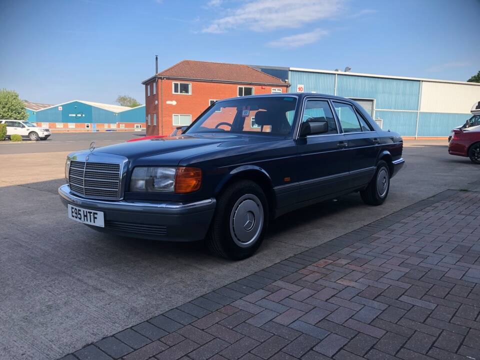 Image 1/13 of Mercedes-Benz 300 SE (1988)
