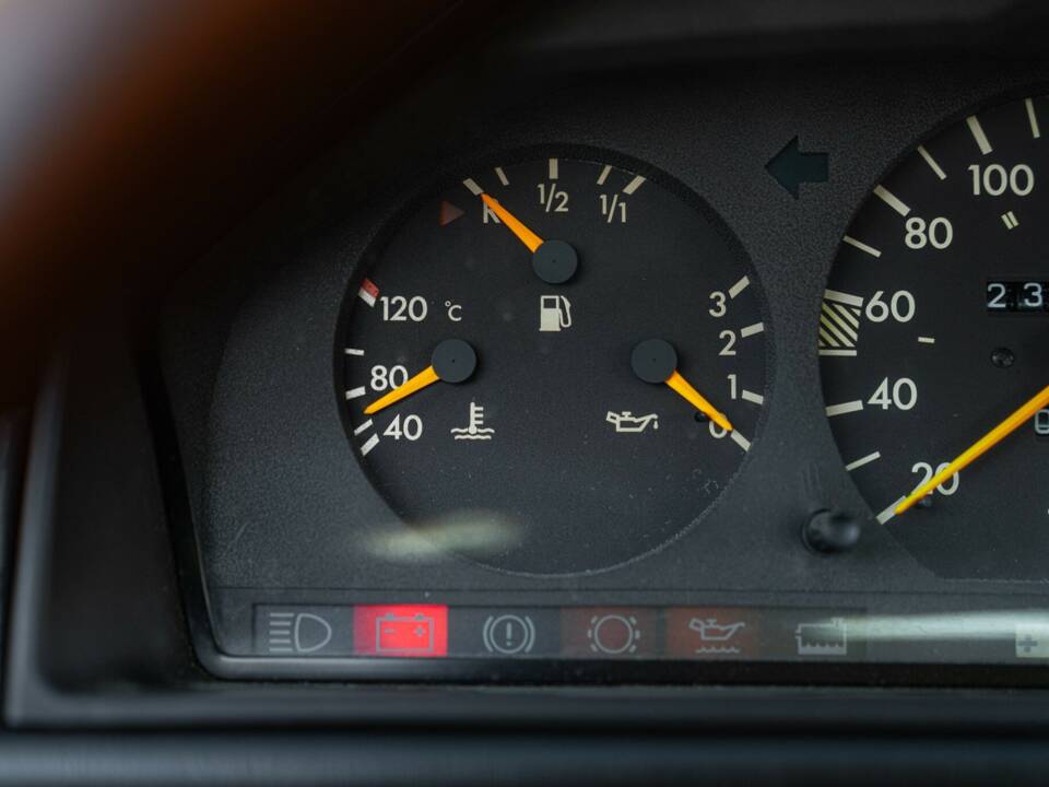 Afbeelding 42/50 van Mercedes-Benz 200 CE (1992)