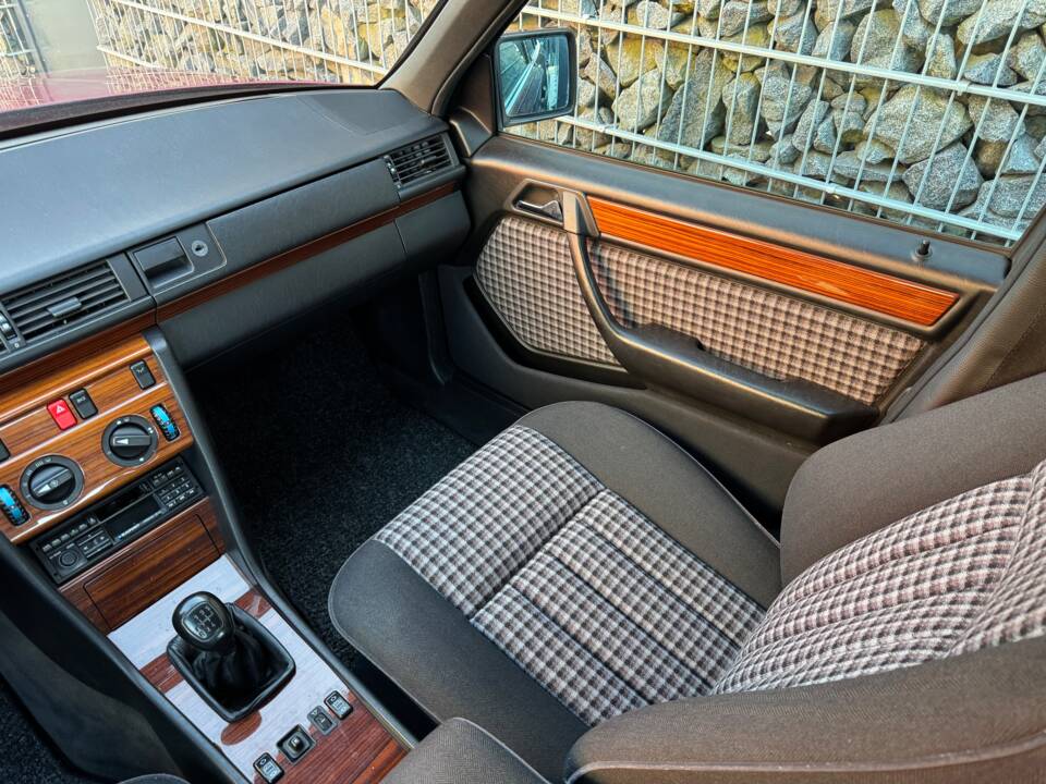 Immagine 34/75 di Mercedes-Benz 230 E (1992)