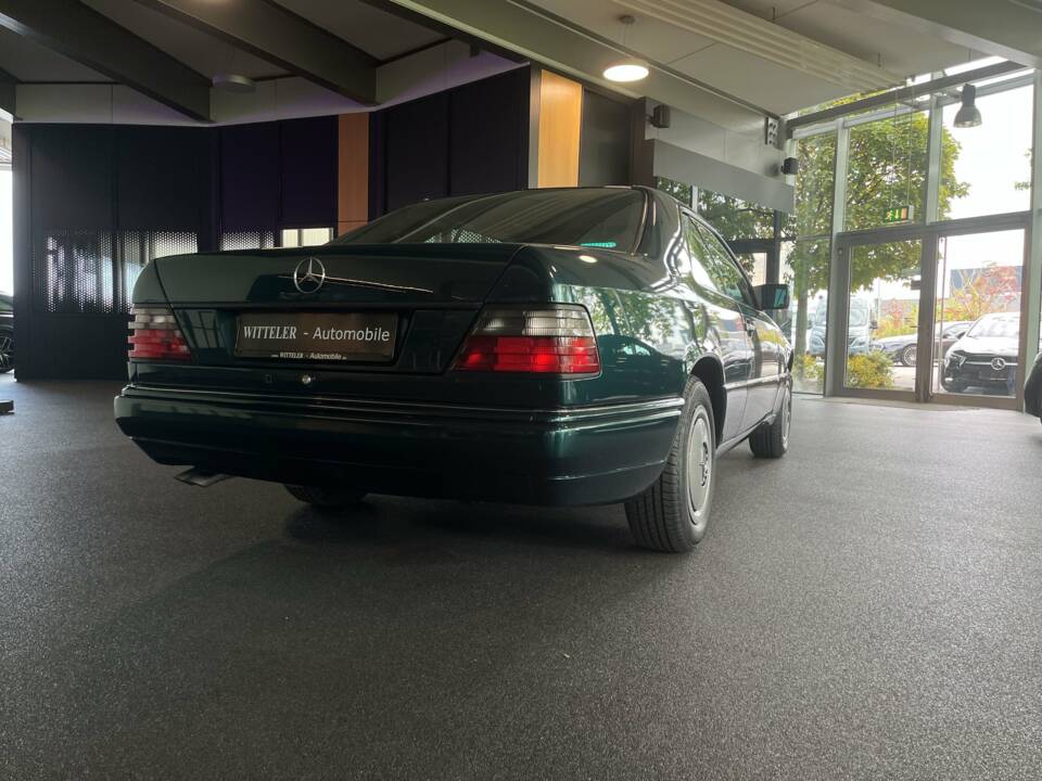 Bild 9/21 von Mercedes-Benz E 200 (1996)
