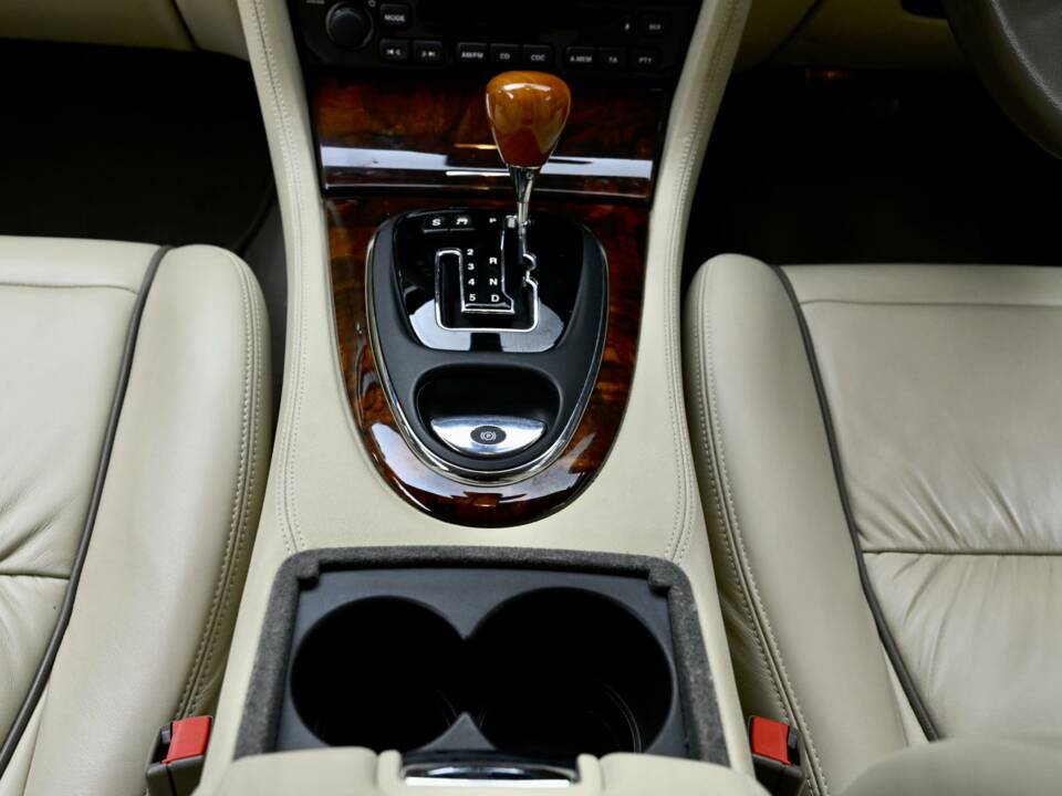 Image 43/50 of Jaguar XJ 8 4.2 (2006)