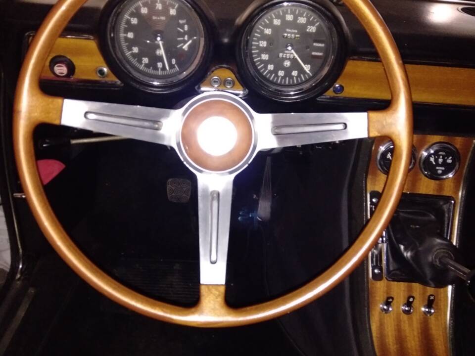 Image 24/25 of Alfa Romeo 1750 GT Veloce (1969)