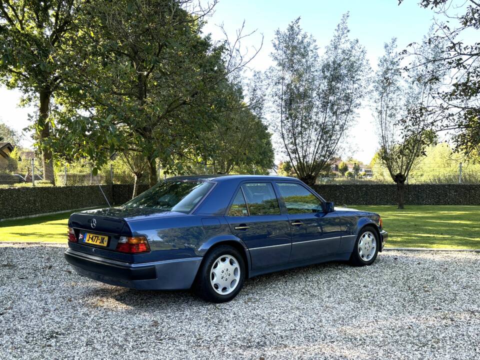 Image 12/14 de Mercedes-Benz E 500 (1993)