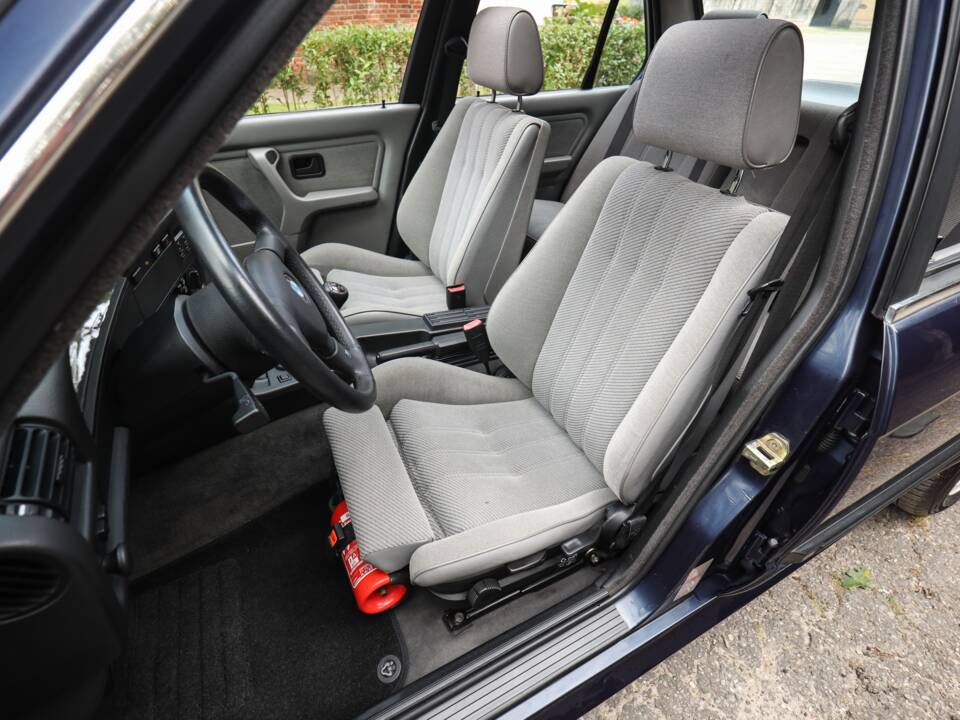Image 11/82 of BMW 325ix (1989)