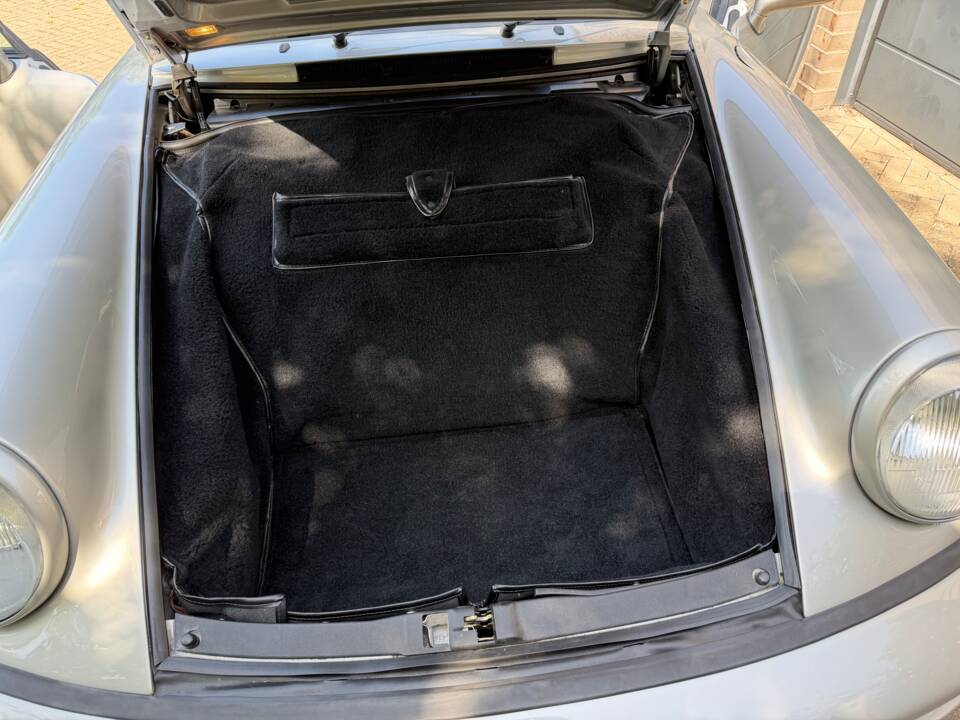 Image 7/21 of Porsche 911 Carrera 2 (1991)