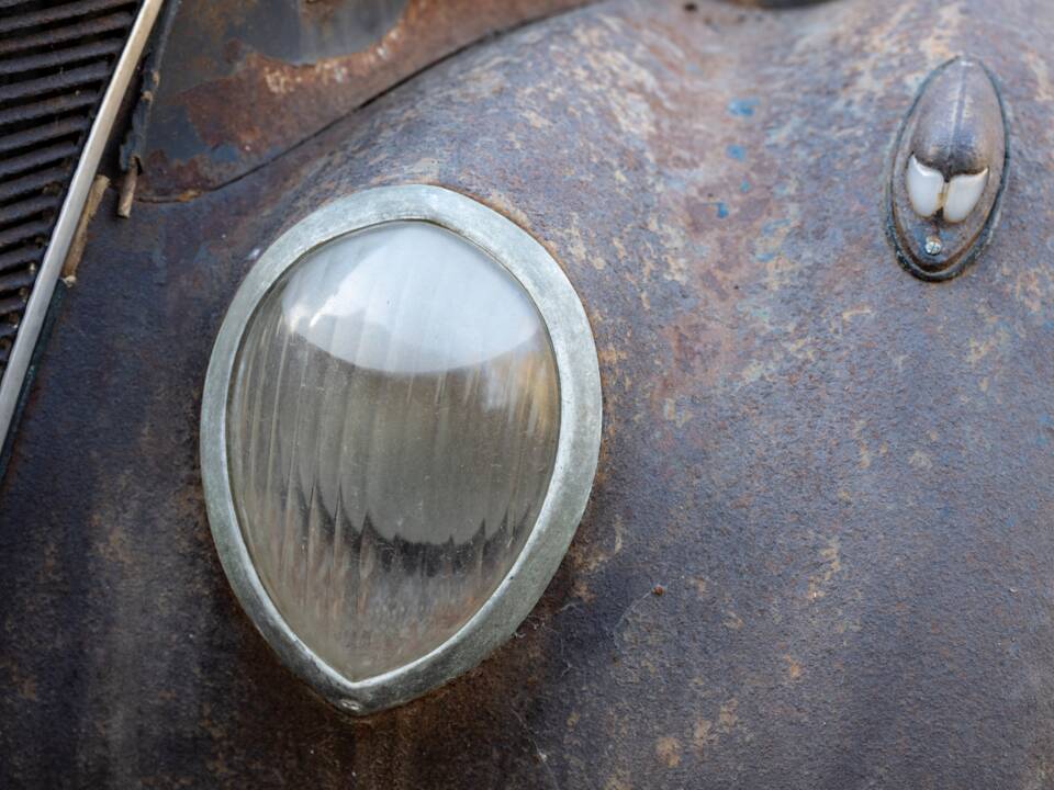 Image 39/134 of Ford V8 (1937)