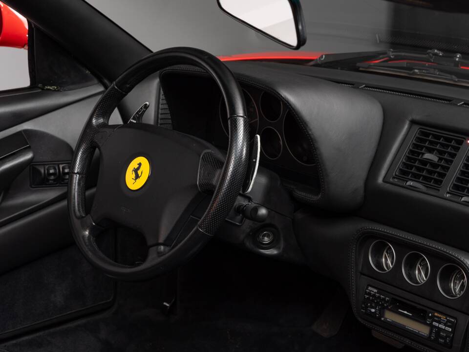 Image 30/37 of Ferrari F 355 F1 GTS (1997)