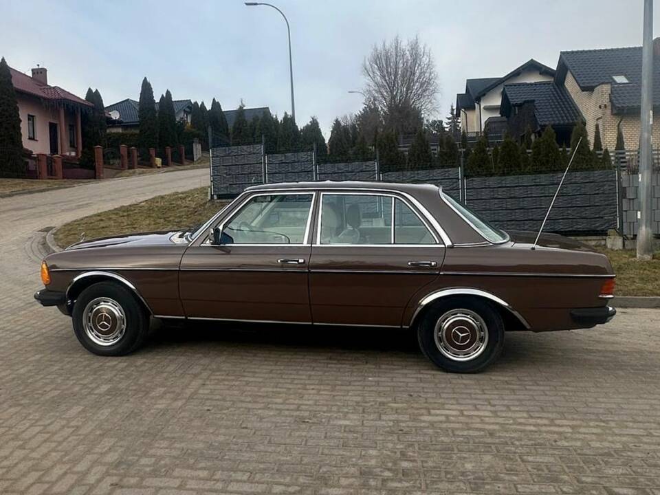 Bild 5/8 von Mercedes-Benz 250 (1980)