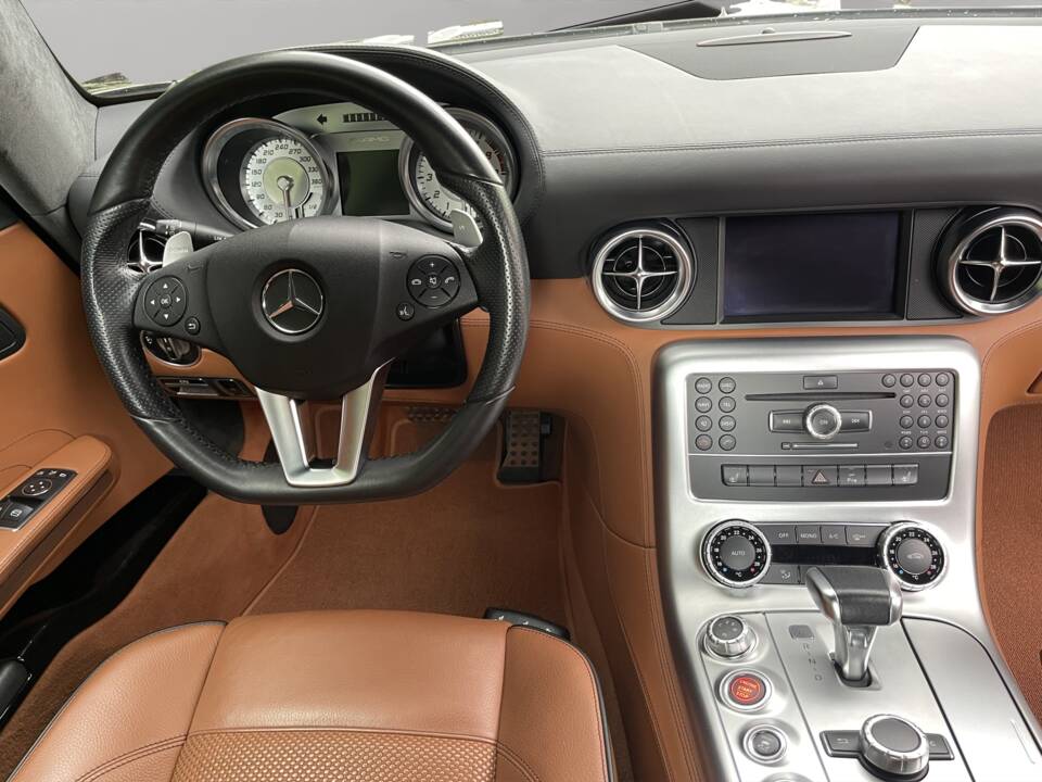 Image 12/16 of Mercedes-Benz SLS AMG (2011)