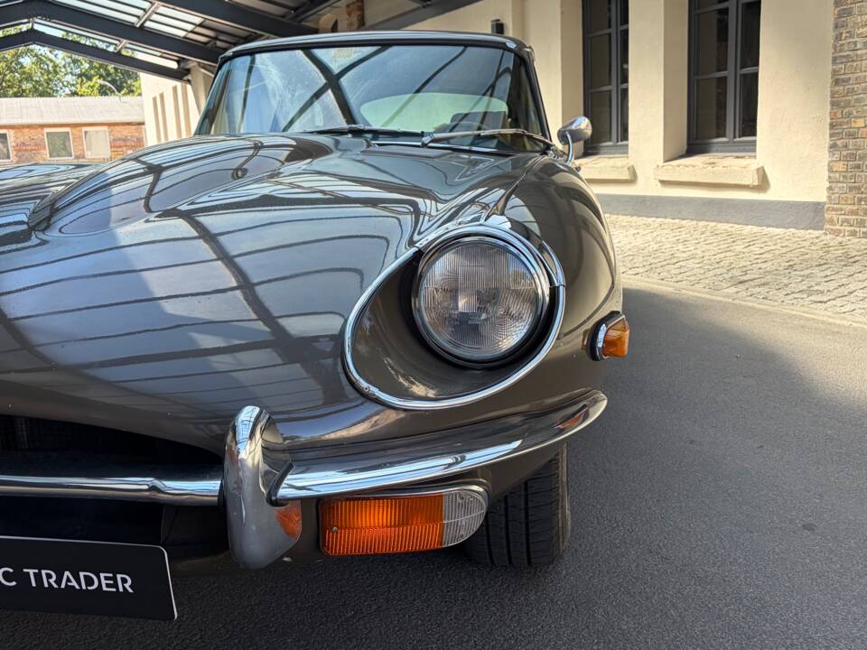 Image 16/81 de Jaguar Type E (2+2) (1969)