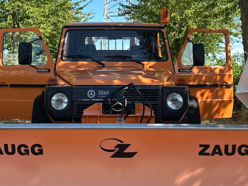 Abnehmbarer ZAUGG-Schneepflug mit 230 cm Arbeitsbreite – im Fahrzeugumfang enthalten.