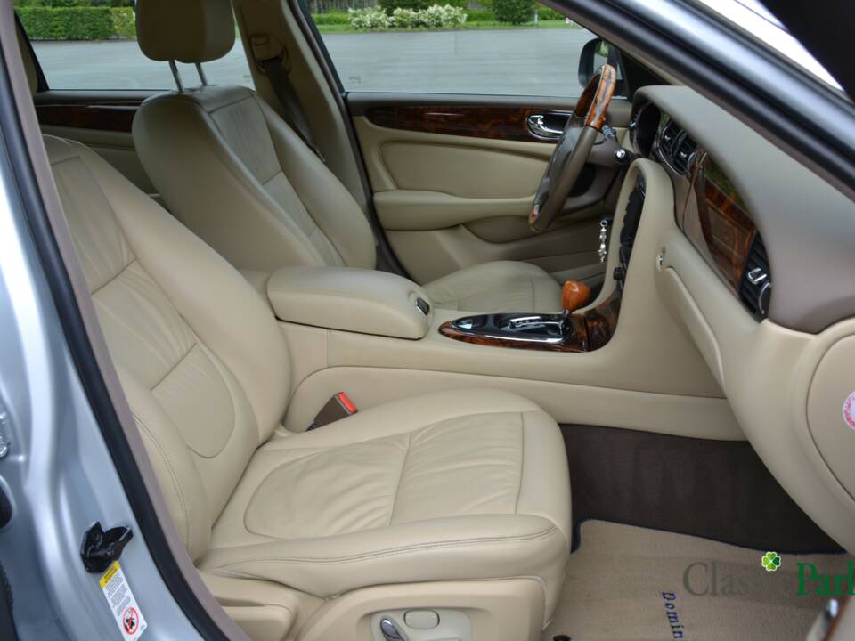 Immagine 20/46 di Jaguar XJ 8 3.5 (2007)