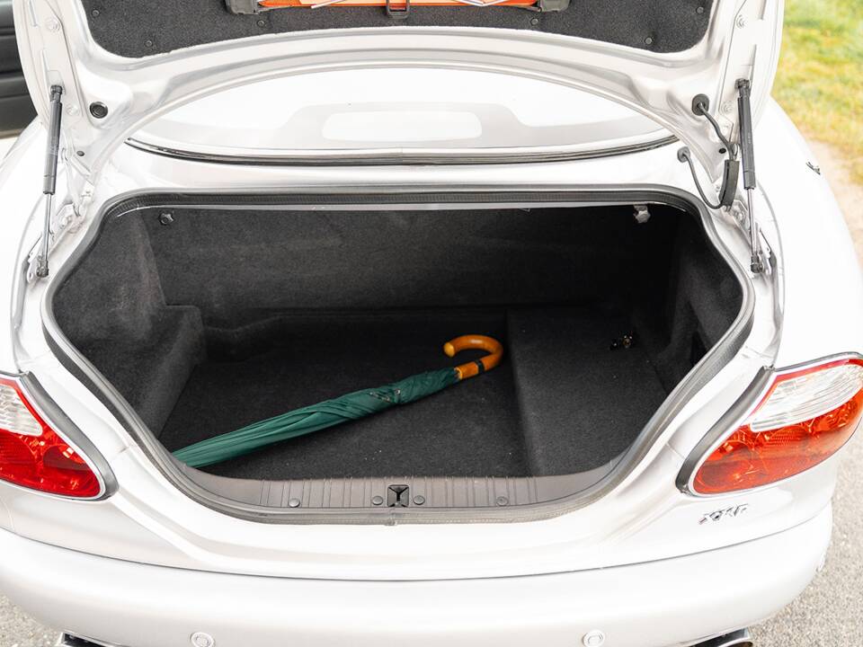 Bild 35/37 von Jaguar XKR (2001)