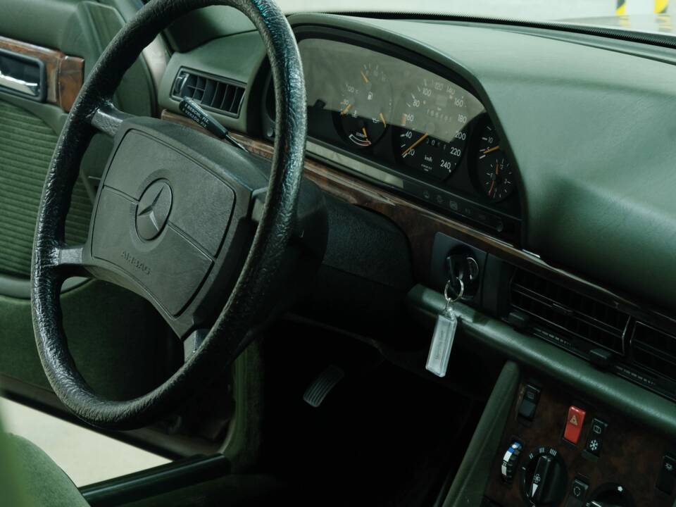 Bild 26/50 von Mercedes-Benz 300 SEL (1986)