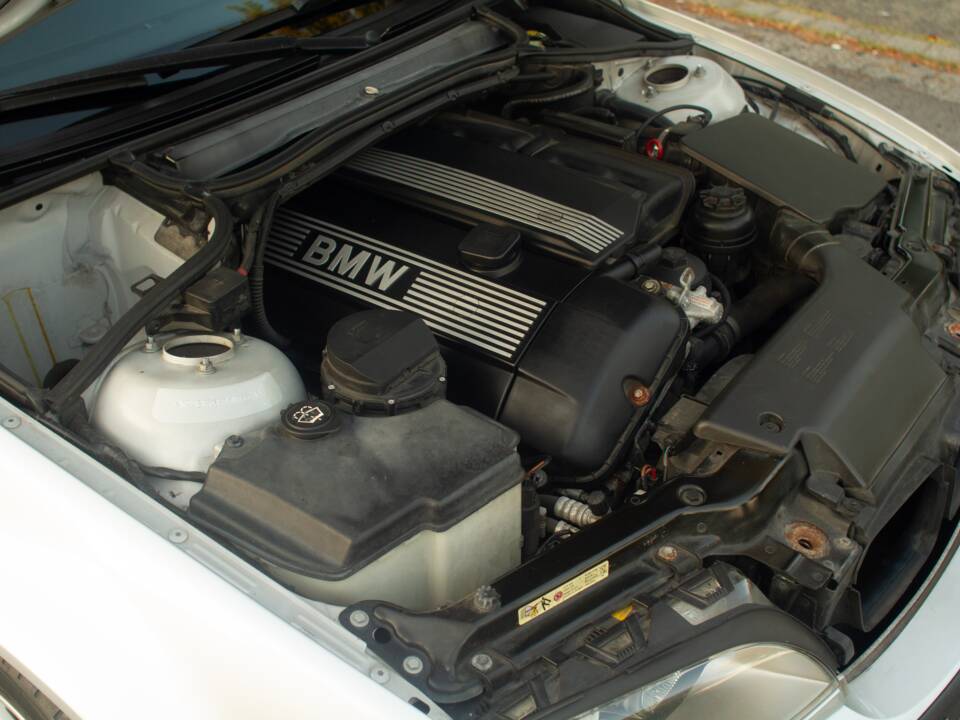 Afbeelding 53/58 van BMW 330i (2002)