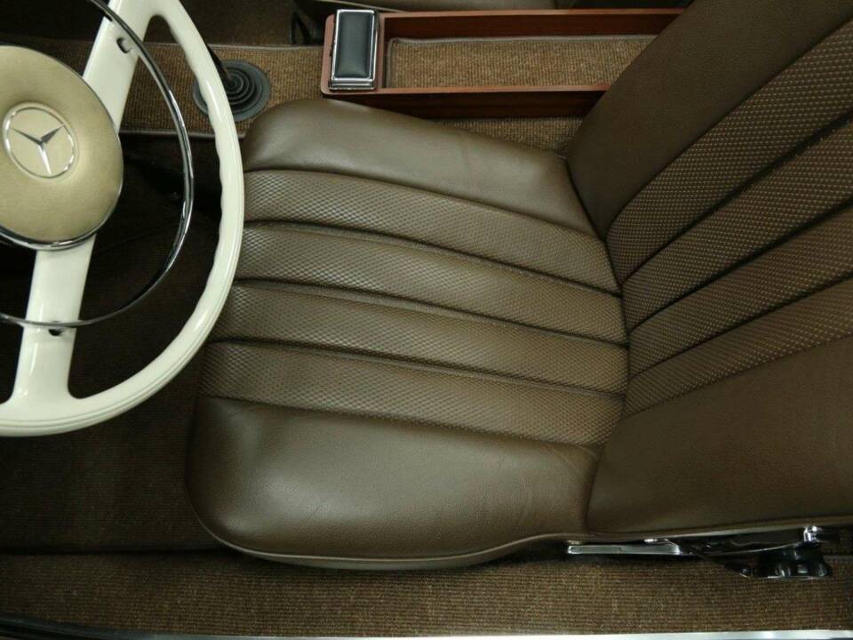 Image 14/50 of Mercedes-Benz 230 SL (1967)