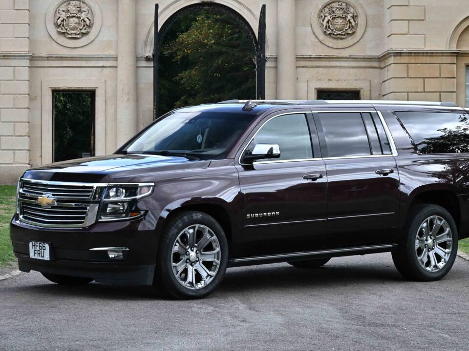 Image 7/50 of Chevrolet Suburban (2017)