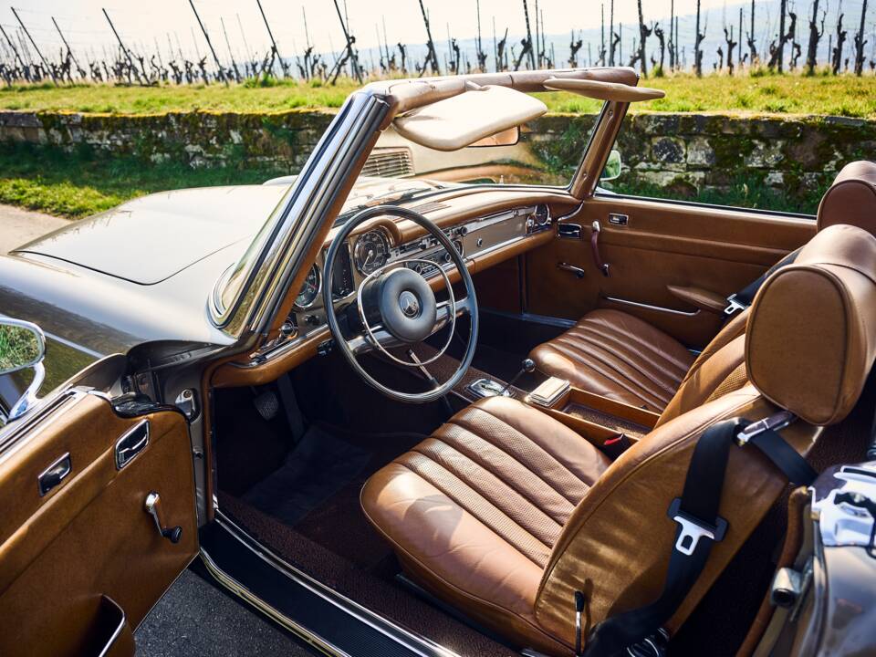 Image 22/31 of Mercedes-Benz 280 SL (1969)