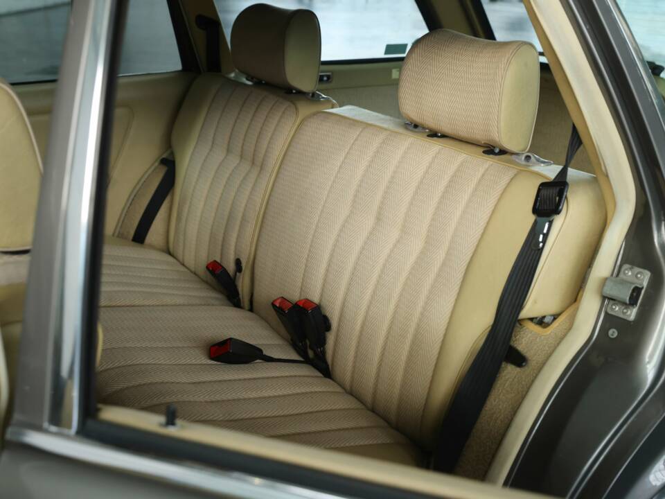 Image 16/49 of Mercedes-Benz 230 TE (1981)