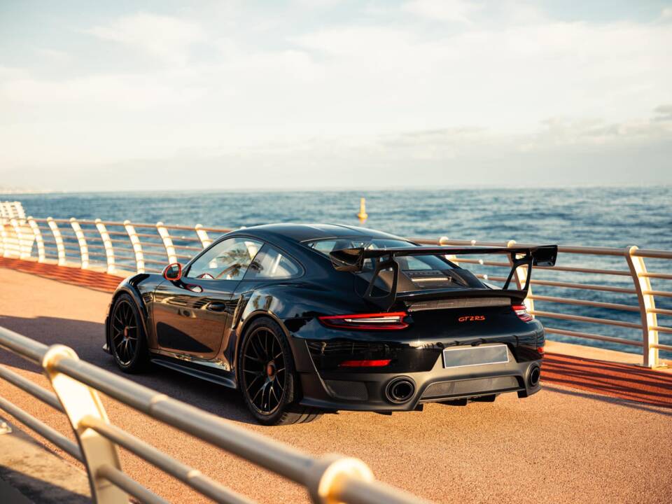 Image 7/20 of Porsche 911 GT2 RS Weissach (2018)